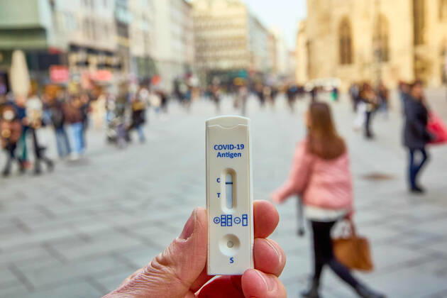 - Wien 23.02.2021 - Coronavirus Krise - Am 15. März könnten laut heutigen Meldungen auch Gastronomie und Kulturstätten wieder aufsperren. Teil des Konzepts könnte das Freitesten sein bei dem ein Corona-Schnelltest nicht älter als 48 Stunden den Eintritt in Restaurants, Gaststätten, Hotels, Lokale und alle Kulturbetriebe wie Theater, Kinos, Opern- und Konzerthäuser etc ermöglichen soll. PHOTO: Noch sind alle Lokale und Terrassen für Kunden geschlossen. Mit einem negativen Corona Antigentest könnte ein Besuch wieder möglich werden. Vienna, Austria - Coronavirus Crisis - According to today s reports, restaurants and cultural sites could open again on March 15. Part of the concept could be the so called freest of all, in which a corona