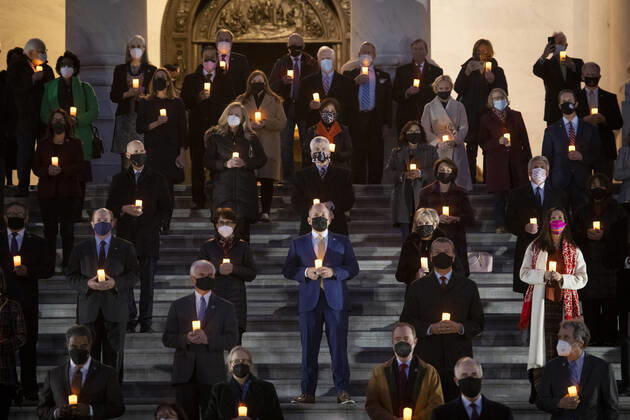 Coronavirus in den USA, Gedenkveranstaltung für Opfer der Pandemie in Washington February 23, 2021, Washington, District of Columbia, USA: Members of the Senate and House of Representatives observe a moment of silence on the East Front of the U.S. Capitol for the 500,000 American lives lost to COVID-19, in Washington, DC, February 23, 2021Credit: Rod Lamkey CNP Washington USA - ZUMAs152 20210223_zaa_s152_496 Copyright: xRodxLamkeyx-xCnpx