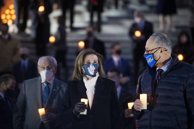 Coronavirus in den USA, Gedenkveranstaltung für Opfer der Pandemie in Washington February 23, 2021, Washington, District of Columbia, USA: Speaker of the United States House of Representatives Nancy Pelosi (Democrat of California), left, and United States Senate Majority Leader Chuck Schumer (Democrat of New York), right, join other members of the Senate and House of Representatives on the East Front of the U.S. Capitol to observe a moment of silence for the 500,000 American lives lost to COVID-19, in Washington, DC, February 23, 2021Credit: Rod Lamkey CNP Washington USA - ZUMAs152 20210223_zaa_s152_499 Copyright: xRodxLamkeyx-xCnpx