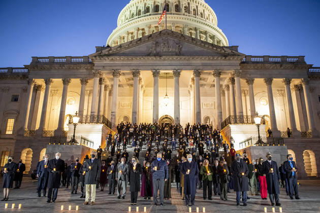 Bilder des Jahres 2021, News 02 Februar News Themen der Woche KW08 News Bilder des Tages Coronavirus in den USA, Gedenkveranstaltung für Opfer der Pandemie in Washington February 23, 2021, Washington, District of Columbia, USA: Members of the Senate and House of Representatives observe a moment of silence on the East Front of the U.S. Capitol for the 500,000 American lives lost to COVID-19, in Washington, DC, February 23, 2021Credit: Rod Lamkey CNP Washington USA - ZUMAs152 20210223_zaa_s152_503 Copyright: xRodxLamkeyx-xCnpx