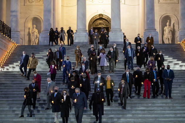 Coronavirus in den USA, Gedenkveranstaltung für Opfer der Pandemie in Washington February 23, 2021, Washington, District of Columbia, USA: Members of the Senate and House of Representatives carry candles as they walk down the East Front Steps of the U.S. Capitol to observe a moment of silence for the 500,000 American lives lost to COVID-19, in Washington, DC, February 23, 2021Credit: Rod Lamkey CNP Washington USA - ZUMAs152 20210223_zaa_s152_504 Copyright: xRodxLamkeyx-xCnpx