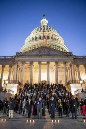 Coronavirus in den USA, Gedenkveranstaltung für Opfer der Pandemie in Washington February 23, 2021, Washington, District of Columbia, USA: Members of the Senate and House of Representatives observe a moment of silence on the East Front of the U.S. Capitol for the 500,000 American lives lost to COVID-19, in Washington, DC, February 23, 2021Credit: Rod Lamkey CNP Washington USA - ZUMAs152 20210223_zaa_s152_505 Copyright: xRodxLamkeyx-xCnpx