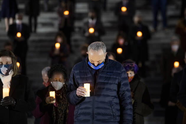Coronavirus in den USA, Gedenkveranstaltung für Opfer der Pandemie in Washington February 23, 2021, Washington, District of Columbia, USA: United States Senate Majority Leader Chuck Schumer (Democrat of New York) joins other members of the Senate and House of Representatives on the East Front of the U.S. Capitol to observe a moment of silence for the 500,000 American lives lost to COVID-19, in Washington, DC, February 23, 2021Credit: Rod Lamkey CNP Washington USA - ZUMAs152 20210223_zaa_s152_509 Copyright: xRodxLamkeyx-xCnpx