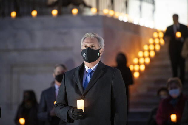 Coronavirus in den USA, Gedenkveranstaltung für Opfer der Pandemie in Washington February 23, 2021, Washington, District of Columbia, USA: United States House Minority Leader Kevin McCarthy (Republican of California) joins other members of the Senate and House of Representatives on the East Front of the U.S. Capitol to observe a moment of silence for the 500,000 American lives lost to COVID-19, in Washington, DC, February 23, 2021Credit: Rod Lamkey CNP Washington USA - ZUMAs152 20210223_zaa_s152_512 Copyright: xRodxLamkeyx-xCnpx