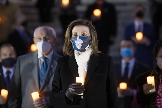 Coronavirus in den USA, Gedenkveranstaltung für Opfer der Pandemie in Washington February 23, 2021, Washington, District of Columbia, USA: Speaker of the United States House of Representatives NANCY PELOSI (Democrat of California) joins other members of the Senate and House of Representatives on the East Front of the U.S. Capitol to observe a moment of silence for the 500,000 American lives lost to COVID-19. Washington USA - ZUMAs152 20210223_zaa_s152_511 Copyright: xRodxLamkeyx-xCnpx