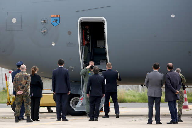 (210224) -- LISBON, Feb. 24, 2021 -- Portuguese officials welcome German army medical experts at Figo Maduro military airbase in Lisbon, Portugal on Feb. 23, 2021. Portugal on Tuesday welcomed the second team of German military health professionals who assist the country in the treatment of COVID-19 patients. (Photo by Xinhua) PORTUGAL-LISBON-GERMANY-MEDICAL EXPERTS-COVID-19 PedroxFiuza 
