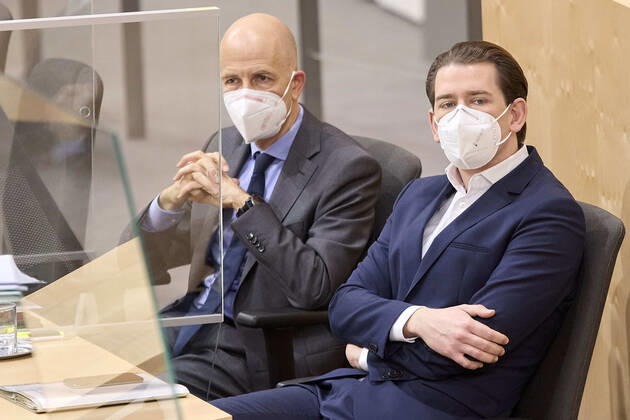 - Wien 24.02.2021 - Parlament Nationalrat - Heute fand im Nationalrat eine reguläre Sitzung statt mit den Themen, gesetzliche Regeln zum Homeoffice, Gratis-CoV-Tests in den Apotheken und Verlängerung zahlreicher CoV-Maßnahmen statt PHOTO: Arbeitsminister Martin Kocher (L ÖVP) bei seiner Rede und Bundeskanzler Sebastian Kurz (ÖVP) auf der Regierungsbank Vienna (AUSTRIA) - Today a regular meeting took place in the National Council with the topics, legal rules for home office, free CoV tests in pharmacies and the extension of numerous CoV measures. Nationalrat Sitzung