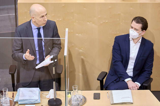 - Wien 24.02.2021 - Parlament Nationalrat - Heute fand im Nationalrat eine reguläre Sitzung statt mit den Themen, gesetzliche Regeln zum Homeoffice, Gratis-CoV-Tests in den Apotheken und Verlängerung zahlreicher CoV-Maßnahmen statt PHOTO: Arbeitsminister Martin Kocher (L ÖVP) bei seiner Rede und Bundeskanzler Sebastian Kurz (ÖVP) auf der Regierungsbank Vienna (AUSTRIA) - Today a regular meeting took place in the National Council with the topics, legal rules for home office, free CoV tests in pharmacies and the extension of numerous CoV measures. Nationalrat Sitzung