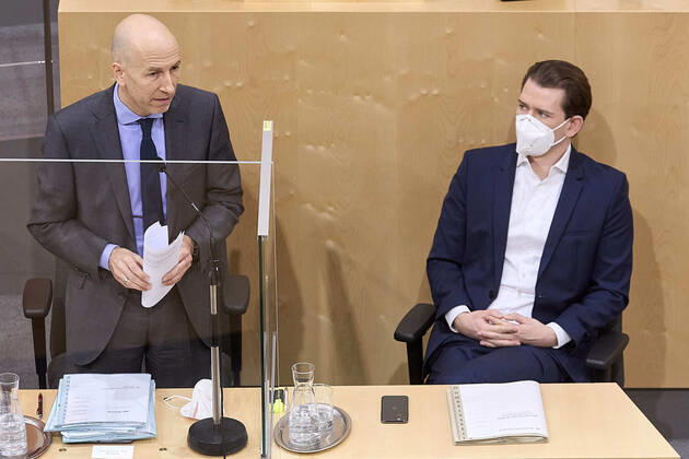- Wien 24.02.2021 - Parlament Nationalrat - Heute fand im Nationalrat eine reguläre Sitzung statt mit den Themen, gesetzliche Regeln zum Homeoffice, Gratis-CoV-Tests in den Apotheken und Verlängerung zahlreicher CoV-Maßnahmen statt PHOTO: Arbeitsminister Martin Kocher (L ÖVP) bei seiner Rede und Bundeskanzler Sebastian Kurz (ÖVP) auf der Regierungsbank Vienna (AUSTRIA) - Today a regular meeting took place in the National Council with the topics, legal rules for home office, free CoV tests in pharmacies and the extension of numerous CoV measures. Nationalrat Sitzung