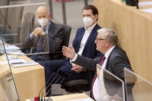 - Wien 24.02.2021 - Parlament Nationalrat - Heute fand im Nationalrat eine reguläre Sitzung statt mit den Themen, gesetzliche Regeln zum Homeoffice, Gratis-CoV-Tests in den Apotheken und Verlängerung zahlreicher CoV-Maßnahmen statt PHOTO: Arbeitsminister Martin Kocher (L ÖVP) und Bundeskanzler Sebastian Kurz (M ÖVP) auf der Regierungsbank, SPÖ-Finanzsprecher Christoph Matznetter (R SPÖ) am rednerpult. Vienna (AUSTRIA) - Today a regular meeting took place in the National Council with the topics, legal rules for home office, free CoV tests in pharmacies and the extension of numerous CoV measures. Nationalrat Sitzung