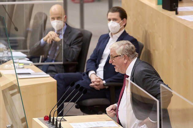 - Wien 24.02.2021 - Parlament Nationalrat - Heute fand im Nationalrat eine reguläre Sitzung statt mit den Themen, gesetzliche Regeln zum Homeoffice, Gratis-CoV-Tests in den Apotheken und Verlängerung zahlreicher CoV-Maßnahmen statt PHOTO: Arbeitsminister Martin Kocher (L ÖVP) und Bundeskanzler Sebastian Kurz (M ÖVP) auf der Regierungsbank, SPÖ-Finanzsprecher Christoph Matznetter (R SPÖ) am rednerpult. Vienna (AUSTRIA) - Today a regular meeting took place in the National Council with the topics, legal rules for home office, free CoV tests in pharmacies and the extension of numerous CoV measures. Nationalrat Sitzung