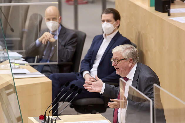 - Wien 24.02.2021 - Parlament Nationalrat - Heute fand im Nationalrat eine reguläre Sitzung statt mit den Themen, gesetzliche Regeln zum Homeoffice, Gratis-CoV-Tests in den Apotheken und Verlängerung zahlreicher CoV-Maßnahmen statt PHOTO: Arbeitsminister Martin Kocher (L ÖVP) und Bundeskanzler Sebastian Kurz (M ÖVP) auf der Regierungsbank, SPÖ-Finanzsprecher Christoph Matznetter (R SPÖ) am rednerpult. Vienna (AUSTRIA) - Today a regular meeting took place in the National Council with the topics, legal rules for home office, free CoV tests in pharmacies and the extension of numerous CoV measures. Nationalrat Sitzung