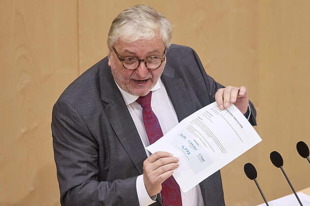 - Wien 24.02.2021 - Parlament Nationalrat - Heute fand im Nationalrat eine reguläre Sitzung statt mit den Themen, gesetzliche Regeln zum Homeoffice, Gratis-CoV-Tests in den Apotheken und Verlängerung zahlreicher CoV-Maßnahmen statt PHOTO: SPÖ-Finanzsprecher Christoph Matznetter (R SPÖ) am Rednerpult. Vienna (AUSTRIA) - Today a regular meeting took place in the National Council with the topics, legal rules for home office, free CoV tests in pharmacies and the extension of numerous CoV measures. Nationalrat Sitzung