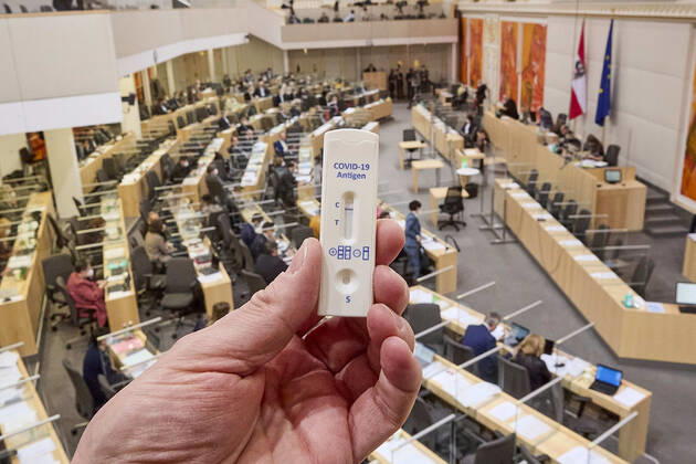 - Wien 24.02.2021 - Parlament Nationalrat - Heute fand im Nationalrat eine reguläre Sitzung statt mit den Themen, gesetzliche Regeln zum Homeoffice, Gratis-CoV-Tests in den Apotheken und Verlängerung zahlreicher CoV-Maßnahmen statt PHOTO: Ein negativer Schnelltest, Antige-Test im Plenarsaal des Nationalrats,, Antigentest , Reintesten, Freitesten Eintrittstests, Vienna (AUSTRIA) - Today a regular meeting took place in the National Council with the topics, legal rules for home office, free CoV tests in pharmacies and the extension of numerous CoV measures. Nationalrat Sitzung