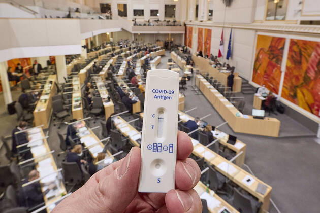 - Wien 24.02.2021 - Parlament Nationalrat - Heute fand im Nationalrat eine reguläre Sitzung statt mit den Themen, gesetzliche Regeln zum Homeoffice, Gratis-CoV-Tests in den Apotheken und Verlängerung zahlreicher CoV-Maßnahmen statt PHOTO: Ein negativer Schnelltest, Antige-Test im Plenarsaal des Nationalrats,, Antigentest , Reintesten, Freitesten Eintrittstests, Vienna (AUSTRIA) - Today a regular meeting took place in the National Council with the topics, legal rules for home office, free CoV tests in pharmacies and the extension of numerous CoV measures. Nationalrat Sitzung