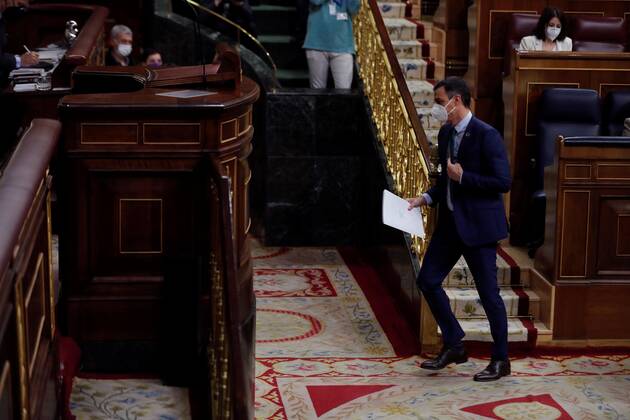 THE PICTURES ARE TAKEN AT A PLENARY SESSION ON THE CORONAVIRUS PANDEMIC BEFORE QUESTION TIME. Spanish Prime Minister, Pedro Sanchez, moments before his intervention in a plenary session on the six month State of Alarm declared November 2020 due to the coronavirus pandemic held at the Lower House in Madrid, Spain, before question time. Question time at Parliament !ACHTUNG: NUR REDAKTIONELLE NUTZUNG!  Copyright: xEmilioxNaranjox GRAF3149 20210224-637497666729564418