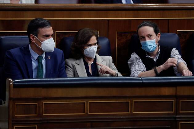THE PICTURES ARE TAKEN AT A PLENARY SESSION ON THE CORONAVIRUS PANDEMIC BEFORE QUESTION TIME. Spanish Prime Minister, Pedro Sanchez (L), chats with first Deputy Prime Minister, Carmen Calvo (C), and second Deputy Prime Minister, Pablo Iglesias (R), during a plenary session on the six month State of Alarm declared November 2020 due to the coronavirus pandemic held at the Lower House in Madrid, Spain, before question time. Question time at Parliament !ACHTUNG: NUR REDAKTIONELLE NUTZUNG!  Copyright: xEmilioxNaranjox GRAF3155 20210224-637497667391283405