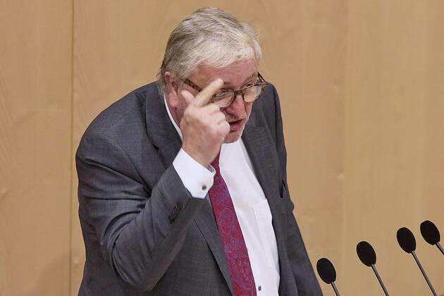 - Wien 24.02.2021 - Parlament Nationalrat - Heute fand im Nationalrat eine reguläre Sitzung statt mit den Themen, gesetzliche Regeln zum Homeoffice, Gratis-CoV-Tests in den Apotheken und Verlängerung zahlreicher CoV-Maßnahmen statt PHOTO: SPÖ-Finanzsprecher Christoph Matznetter (SPÖ) am Rednerpult. Vienna (AUSTRIA) - Today a regular meeting took place in the National Council with the topics, legal rules for home office, free CoV tests in pharmacies and the extension of numerous CoV measures. Nationalrat Sitzung