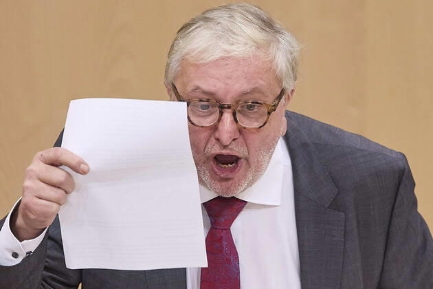 - Wien 24.02.2021 - Parlament Nationalrat - Heute fand im Nationalrat eine reguläre Sitzung statt mit den Themen, gesetzliche Regeln zum Homeoffice, Gratis-CoV-Tests in den Apotheken und Verlängerung zahlreicher CoV-Maßnahmen statt PHOTO: SPÖ-Finanzsprecher Christoph Matznetter (SPÖ) am Rednerpult. Vienna (AUSTRIA) - Today a regular meeting took place in the National Council with the topics, legal rules for home office, free CoV tests in pharmacies and the extension of numerous CoV measures. Nationalrat Sitzung
