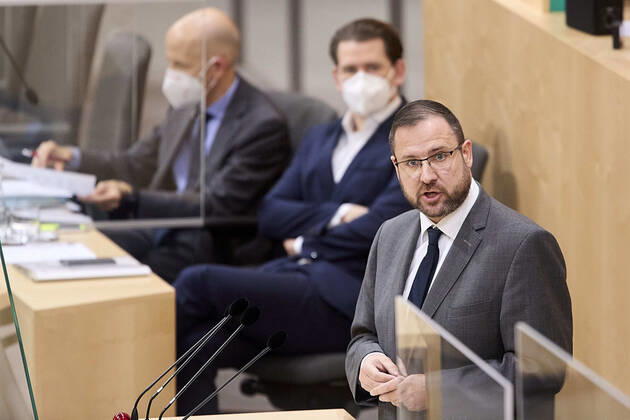 - Wien 24.02.2021 - Parlament Nationalrat - Heute fand im Nationalrat eine reguläre Sitzung statt mit den Themen, gesetzliche Regeln zum Homeoffice, Gratis-CoV-Tests in den Apotheken und Verlängerung zahlreicher CoV-Maßnahmen statt PHOTO: Arbeitsminister Martin Kocher (L ÖVP) und Bundeskanzler Sebastian Kurz (M ÖVP) auf der Regierungsbank, Christian Hafenecker (FPÖ) am Rednerpult. Vienna (AUSTRIA) - Today a regular meeting took place in the National Council with the topics, legal rules for home office, free CoV tests in pharmacies and the extension of numerous CoV measures. Nationalrat Sitzung