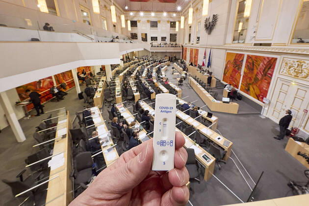- Wien 24.02.2021 - Parlament Nationalrat - Heute fand im Nationalrat eine reguläre Sitzung statt mit den Themen, gesetzliche Regeln zum Homeoffice, Gratis-CoV-Tests in den Apotheken und Verlängerung zahlreicher CoV-Maßnahmen statt PHOTO: Ein negativer Schnelltest, Antigen-Test im Plenarsaal des Nationalrats,, Antigentest , Reintesten, Freitesten Eintrittstests, Vienna (AUSTRIA) - Today a regular meeting took place in the National Council with the topics, legal rules for home office, free CoV tests in pharmacies and the extension of numerous CoV measures. Nationalrat Sitzung