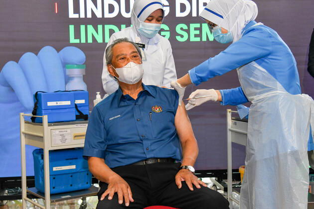 News Bilder des Tages (210224) -- PUTRAJAYA, Feb. 24, 2021 -- Malaysian Prime Minister Muhyiddin Yassin receives a shot of COVID-19 vaccine in Putrajaya, Malaysia, Feb. 24, 2021. Malaysia launched its national immunization program on Wednesday, with Prime Minister Muhyiddin Yassin being the first to be vaccinated. This would be Malaysia s largest vaccination program ever, aiming to inoculate at least 80 percent of the country s total population to achieve protection against COVID-19, which has infected over 280,000 people and caused over 1,000 deaths in the country so far. ( Handout via Xinhua) MALAYSIA-COVID-19-IMMUNIZATION DRIVE Malaysia sxDepartmentxofxInformation