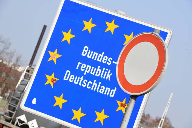 Die Deutsch-Französische Grenze am Grenzübergang Saarbrücken Autobahn verbindet Frankreich mit Deutschland vor allem auch für den binationalen LKW-Verkehr. Trotz Corona ist die Grenze offen am Mittwoch (24.2.2021). Es gibt keinerlei Grenzkontrollen.
