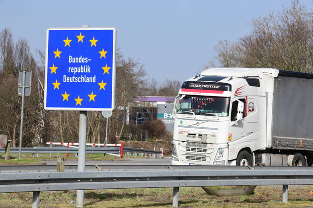 Die Deutsch-Französische Grenze am Grenzübergang Saarbrücken Autobahn verbindet Frankreich mit Deutschland vor allem auch für den binationalen LKW-Verkehr. Trotz Corona ist die Grenze offen am Mittwoch (24.2.2021). Es gibt keinerlei Grenzkontrollen.