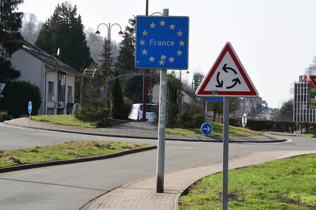 Die Deutsch-Französische Grenze an der Goldenen Bremm in Saarbrücken verbindet Frankreich mit Deutschland vor allem auch für den binationalen LKW-Verkehr. Trotz Corona ist die Grenze offen am Mittwoch (24.2.2021). Es gibt keinerlei Grenzkontrollen. Obwohl im Departement de la Moselle die Inzidenz vielfach höher liegt als im Saarland.