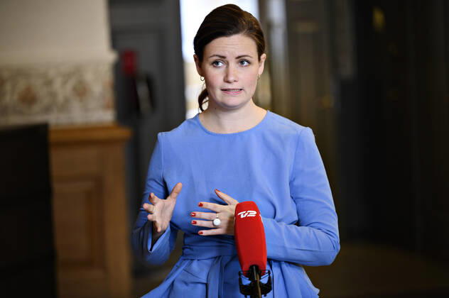 Mai Villadsen (EL) bliver interviewet om genaabning umiddelbart efter justitsministeren, sundhedsministeren og boerne- og undervisningsministeren har holdt doorstep om genaabning af samfundet, paa Christiansborg i Koebenhavn onsdag den 24. februar 2021.. , Copenhagen Denmark Copyright: PhilipxDavali PhilipxDavalix cop104 spdk20210224-150016-L