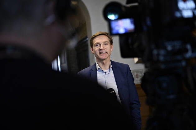 Kristian Thulesen Dahl (DF) bliver interviewet om genaabning umiddelbart efter justitsministeren, sundhedsministeren og boerne- og undervisningsministeren har holdt doorstep om genaabning af samfundet, paa Christiansborg i Koebenhavn onsdag den 24. februar 2021.. , Copenhagen Denmark Copyright: PhilipxDavali PhilipxDavalix cop104 spdk20210224-150037-L