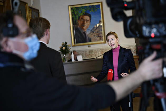 Sofie Carsten Nielsen (R) bliver interviewet om genaabning umiddelbart efter justitsministeren, sundhedsministeren og boerne- og undervisningsministeren har holdt doorstep om genaabning af samfundet, paa Christiansborg i Koebenhavn onsdag den 24. februar 2021.. , Copenhagen Denmark Copyright: PhilipxDavali PhilipxDavalix cop104 spdk20210224-150100-L
