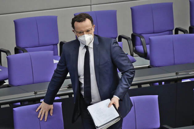 Bundesgesundheitsminister Jens Spahn bei der Regierungsbefragung 24.02.2021 Bundesgesundheitsminister Jens Spahn bei der Regierungsbefragung auf der Regierungsbank, mit Maske und Papieren Bundestag Berlin GER