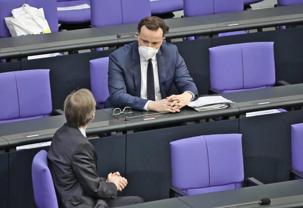 Bundesgesundheitsminister Jens Spahn bei der Regierungsbefragung 24.02.2021 Bundesgesundheitsminister Jens Spahn bei der Regierungsbefragung auf der Regierungsbank, mit Maske und Papieren Bundestag Berlin GER