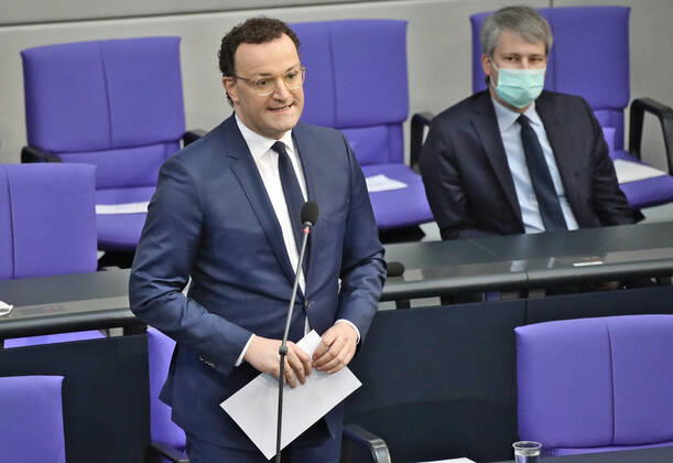 Bundesgesundheitsminister Jens Spahn bei der Regierungsbefragung 24.02.2021 Bundesgesundheitsminister Jens Spahn bei der Regierungsbefragung auf der Regierungsbank, mit Maske und Papieren Bundestag Berlin GER