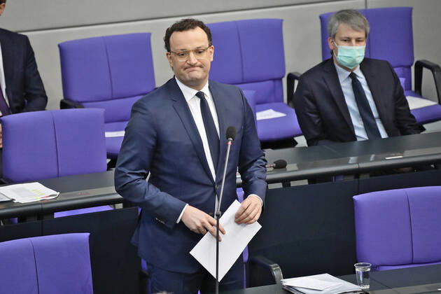 Bundesgesundheitsminister Jens Spahn bei der Regierungsbefragung 24.02.2021 Bundesgesundheitsminister Jens Spahn bei der Regierungsbefragung auf der Regierungsbank, mit Maske und Papieren Bundestag Berlin GER