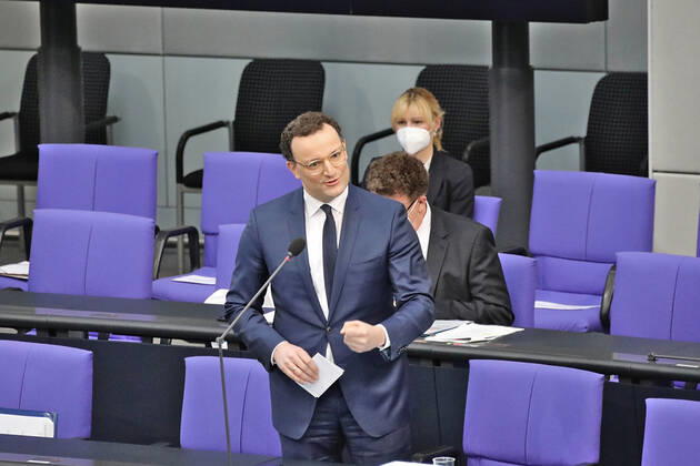 Bundesgesundheitsminister Jens Spahn bei der Regierungsbefragung 24.02.2021 Bundesgesundheitsminister Jens Spahn bei der Regierungsbefragung auf der Regierungsbank, mit Maske und Papieren Bundestag Berlin GER