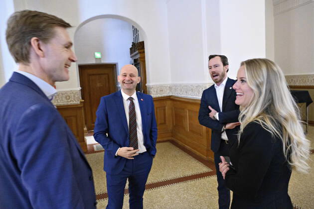 Soeren Pape Poulsen (KF), Pernille Vermund (NB) Kristian Thulesen Dahl (DF) og Jakob Ellemann-Jensen (V) i snak umiddelbart efter justitsministeren, sundhedsministeren og boerne- og undervisningsministeren har holdt doorstep om genaabning af samfundet, paa Christiansborg i Koebenhavn onsdag den 24. februar 2021.. , Copenhagen Denmark Copyright: PhilipxDavali PhilipxDavalix cop104 spdk20210224-150312-L