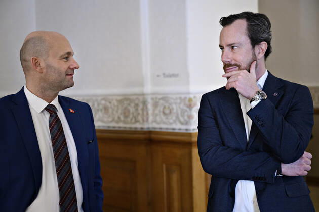 Soeren Pape Poulsen (KF) og Jakob Ellemann-Jensen (V) i snak foer de skal interviewes om genaabning umiddelbart efter justitsministeren, sundhedsministeren og boerne- og undervisningsministeren har holdt doorstep om genaabning af samfundet, paa Christiansborg i Koebenhavn onsdag den 24. februar 2021.. , Copenhagen Denmark Copyright: PhilipxDavali PhilipxDavalix cop104 spdk20210224-150421-L