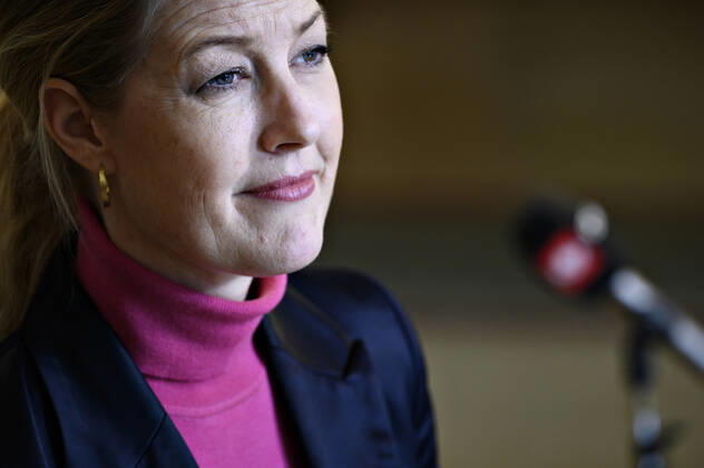Sofie Carsten Nielsen (R) bliver interviewet om genaabning umiddelbart efter justitsministeren, sundhedsministeren og boerne- og undervisningsministeren har holdt doorstep om genaabning af samfundet, paa Christiansborg i Koebenhavn onsdag den 24. februar 2021.. , Copenhagen Denmark Copyright: PhilipxDavali PhilipxDavalix cop104 spdk20210224-150433-L