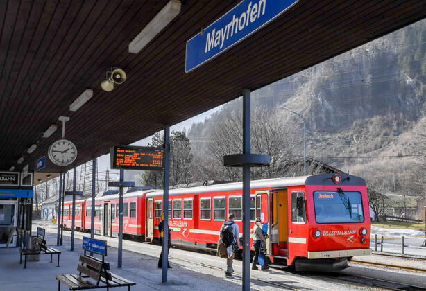 Mayerhofen 24.02.2021, Mayerhofen, AUT, Coronavirus in Österreich, Mayerhofen unter Quarantäne, Angesichts einer Häufung von CoV-Fällen mit Verdacht auf die erstmals in Südafrika aufgetretene Mutation B.1.351 kommen auf die Tiroler Gemeinde Mayrhofen im Bezirk Schwaz von Samstag bis kommenden Mittwoch verschärfte Maßnahmen zu, im Bild Zillertalbahn Mayrhofen In view of an accumulation of CoV cases with suspected mutation B.1.351, which first appeared in South Africa, the Tyrolean community of Mayrhofen in the district of Schwaz will be subject to stricter measures from Saturday until next Wednesday. Mayerhofen, Austria on 2021 02 24.