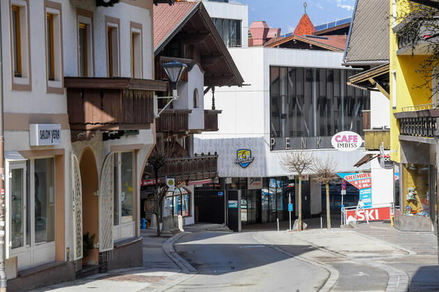 Mayerhofen 24.02.2021, Mayerhofen, AUT, Coronavirus in Österreich, Mayerhofen unter Quarantäne, Angesichts einer Häufung von CoV-Fällen mit Verdacht auf die erstmals in Südafrika aufgetretene Mutation B.1.351 kommen auf die Tiroler Gemeinde Mayrhofen im Bezirk Schwaz von Samstag bis kommenden Mittwoch verschärfte Maßnahmen zu, im Bild Übersicht Ortszentrum Mayrhofen In view of an accumulation of CoV cases with suspected mutation B.1.351, which first appeared in South Africa, the Tyrolean community of Mayrhofen in the district of Schwaz will be subject to stricter measures from Saturday until next Wednesday. Mayerhofen, Austria on 2021 02 24.