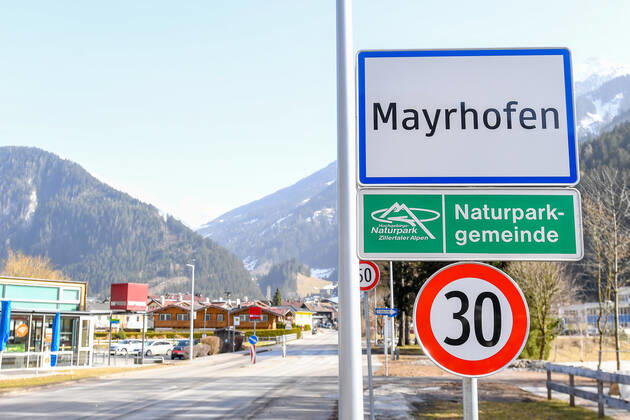 Mayerhofen 24.02.2021, Mayerhofen, AUT, Coronavirus in Österreich, Mayerhofen unter Quarantäne, Angesichts einer Häufung von CoV-Fällen mit Verdacht auf die erstmals in Südafrika aufgetretene Mutation B.1.351 kommen auf die Tiroler Gemeinde Mayrhofen im Bezirk Schwaz von Samstag bis kommenden Mittwoch verschärfte Maßnahmen zu, im Bild Ortstafel Mayrhofen In view of an accumulation of CoV cases with suspected mutation B.1.351, which first appeared in South Africa, the Tyrolean community of Mayrhofen in the district of Schwaz will be subject to stricter measures from Saturday until next Wednesday. Mayerhofen, Austria on 2021 02 24.