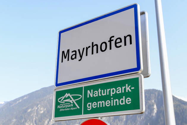 Mayerhofen 24.02.2021, Mayerhofen, AUT, Coronavirus in Österreich, Mayerhofen unter Quarantäne, Angesichts einer Häufung von CoV-Fällen mit Verdacht auf die erstmals in Südafrika aufgetretene Mutation B.1.351 kommen auf die Tiroler Gemeinde Mayrhofen im Bezirk Schwaz von Samstag bis kommenden Mittwoch verschärfte Maßnahmen zu, im Bild Ortstafel Mayrhofen In view of an accumulation of CoV cases with suspected mutation B.1.351, which first appeared in South Africa, the Tyrolean community of Mayrhofen in the district of Schwaz will be subject to stricter measures from Saturday until next Wednesday. Mayerhofen, Austria on 2021 02 24.