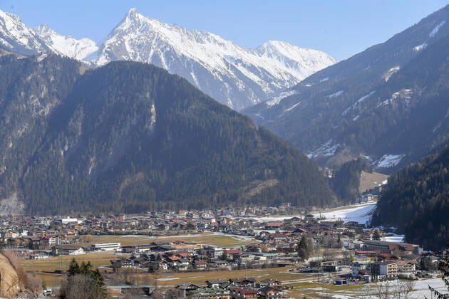 Mayerhofen 24.02.2021, Mayerhofen, AUT, Coronavirus in Österreich, Mayerhofen unter Quarantäne, Angesichts einer Häufung von CoV-Fällen mit Verdacht auf die erstmals in Südafrika aufgetretene Mutation B.1.351 kommen auf die Tiroler Gemeinde Mayrhofen im Bezirk Schwaz von Samstag bis kommenden Mittwoch verschärfte Maßnahmen zu, im Bild Übersicht Mayrhofen In view of an accumulation of CoV cases with suspected mutation B.1.351, which first appeared in South Africa, the Tyrolean community of Mayrhofen in the district of Schwaz will be subject to stricter measures from Saturday until next Wednesday. Mayerhofen, Austria on 2021 02 24.