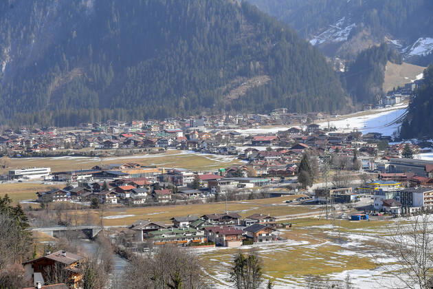 Mayerhofen 24.02.2021, Mayerhofen, AUT, Coronavirus in Österreich, Mayerhofen unter Quarantäne, Angesichts einer Häufung von CoV-Fällen mit Verdacht auf die erstmals in Südafrika aufgetretene Mutation B.1.351 kommen auf die Tiroler Gemeinde Mayrhofen im Bezirk Schwaz von Samstag bis kommenden Mittwoch verschärfte Maßnahmen zu, im Bild Übersicht Mayrhofen In view of an accumulation of CoV cases with suspected mutation B.1.351, which first appeared in South Africa, the Tyrolean community of Mayrhofen in the district of Schwaz will be subject to stricter measures from Saturday until next Wednesday. Mayerhofen, Austria on 2021 02 24.