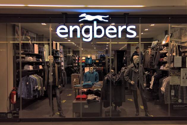 Die Engbers GmbH und Co KG ist ein deutsches Familienunternehmen mit Sitz im nordrhein-westfaelischen Gronau. Zu dem Textilunternehmen gehoeren die Marken engbers und emilio adani. Das Maenner-Mode-Unternehmen entwirft, produziert und verkauft komplette Outfits und betreibt in Deutschland und Oesterreich ueber 300 Geschaefte mit rund 1.780 Mitarbeitern. Engbers Zielgruppe sind Maenner im Alter zwischen 35 und 60 Jahren. Foto: Engbers Fashion-Store in Ingolstadt