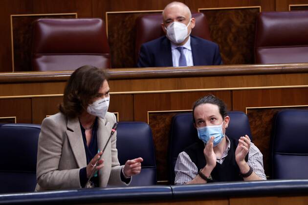 First Deputy Prime Minister Carmen Calvo (L) is applauded by second Deputy Prime Minister Pablo Iglesias (R) during the Government s question time at the Lower House in Madrid, Spain, 24 February 2021. Question time at Parliament !ACHTUNG: NUR REDAKTIONELLE NUTZUNG!  Copyright: xMARISCALx GRAF3416 20210224-637497791903138777