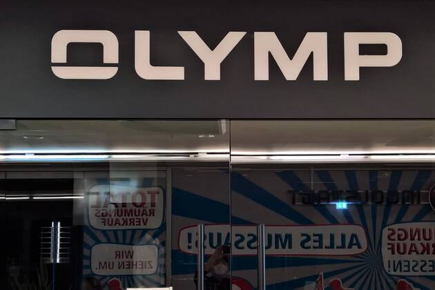 Die Olymp Bezner KG ist ein deutscher Bekleidungshersteller mit Sitz in Bietigheim-Bissingen, der auf Hemden spezialisiert ist. Das inhabergefuehrte Familienunternehmen ist laut Marktforschungsinstitut GfK der Marktfuehrer bei Herrenoberhemden in Deutschland. Foto: Olymp - Store in Ingolstadt