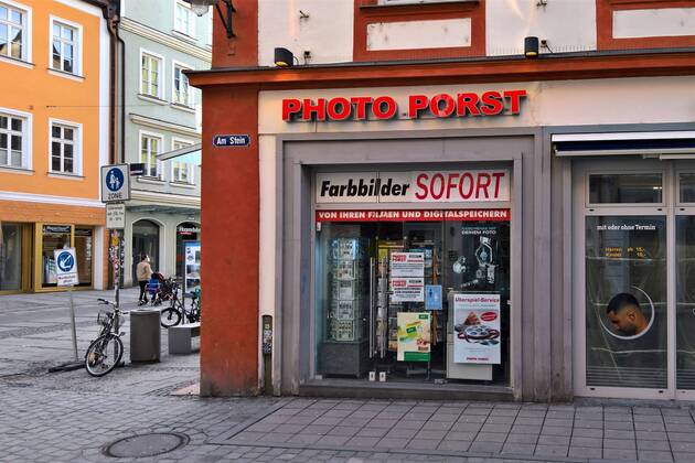 Photo Porst war ein deutsches Unternehmen der Fotowirtschaft mit Sitz in Nuernberg, spaeter in Schwabach, das insbesondere durch den fruehen Versandhandel, Kooperation mit der DDR, als Fachgeschaeftskette und in den 1970er Jahren durch die Umwandlung des Familienbetriebes in ein sozialistisches Unternehmen mit umfangreicher Mitarbeiterbeteiligung bekannt wurde. Die Markenrechte an dem Namen Photo Porst liegen heute bei der Ringfoto-Gruppe. Foto: Photo Porst, Foto-Fachgeschaeft in Ingolstadt